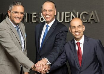 Imagen: Mike Fernández en el centro junto a Alejandro Romero (izquierda) y Erich De la Fuente (derecha)