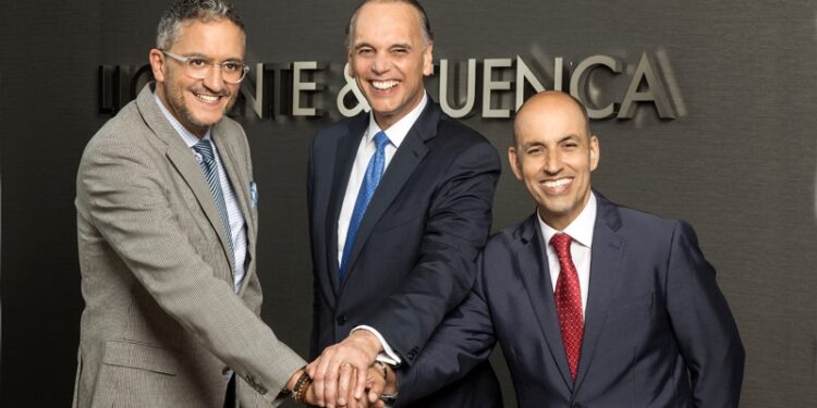 Imagen: Mike Fernández en el centro junto a Alejandro Romero (izquierda) y Erich De la Fuente (derecha)