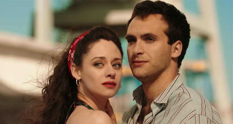 Carlos (Ricardo Gómez) y Karina (Elena Rivera) en su última escena en 'Cuéntame' (La 1)