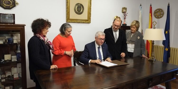 Firma del acuerdo entre Carlos Varela Sánchez-Caballero, consejero del Grupo Cofares, y Antonio López Díaz, rector de la Universidad de Santiago de Compostela.