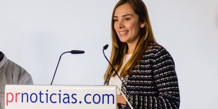 Paola Castañeda recogiendo el premio a Grupo Siro en 'Los mejores de pr 2018'