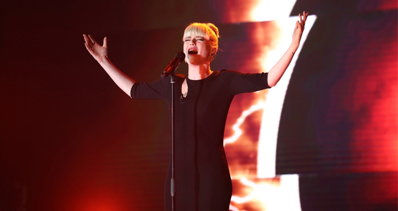 Alba Reche interpretando un canción en el plató de 'OT 2018' (RTVE)