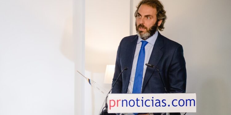 Rafael Martínez (Gilead) recogiendo el premio de 'Los mejores de pr 2018'