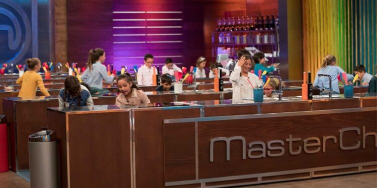 Los concursantes de 'MasterChef Junior 6' en las cocinas del programa (RTVE)
