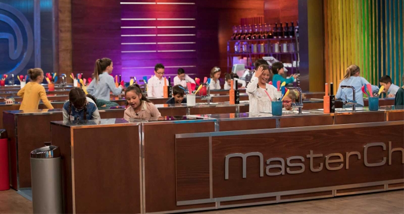 Los concursantes de 'MasterChef Junior 6' en las cocinas del programa (RTVE)