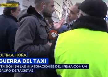 Raúl García (Espejo Público) es agredido en pleno directo sobre la huelga del taxi