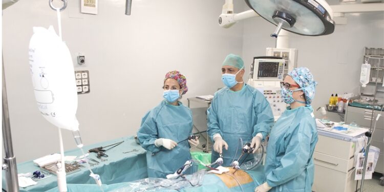 El doctor Carlos Durán Escribano es uno de los mayores expertos en cirugía laparoscópica de Europa