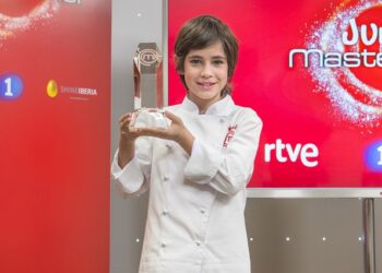 Josetxo, ganador de 'MasterChef Junior 6', con su trofeo (RTVE)