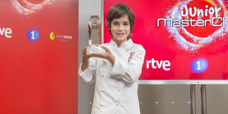 Josetxo, ganador de 'MasterChef Junior 6', con su trofeo (RTVE)