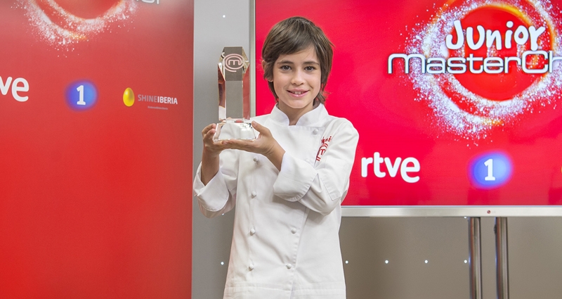 Josetxo, ganador de 'MasterChef Junior 6', con su trofeo (RTVE)