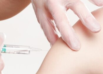 Un 31% de los españoles tiene una opinión negativa sobre la vacuna de AstraZeneca