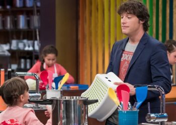 Jordi Cruz interactua con una de las concursantes de 'MasterChef Junior 6' (RTVE)
