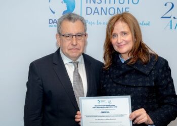 Prof. Luis A. Moreno Aznar (Presidente de Instituto Danone) y Dra. Rosa Mª Lamuela (galardonada)