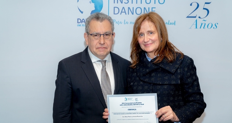 Prof. Luis A. Moreno Aznar (Presidente de Instituto Danone) y Dra. Rosa Mª Lamuela (galardonada)