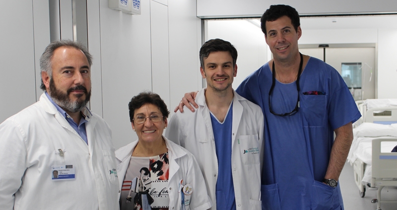 De izda. a dcha, los doctores Aguado, Pérez, Villalba y Crespo a la entrada del bloque quirúrgico de la FJD