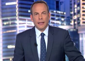 Roberto Fernández presenta 'Informativos Telecinco 21:00 horas' mientras Pedro Piqueras está de baja por laringitis