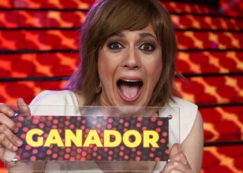 María Villalón posa con su premio tras ganar 'TCMS 7' (Antena 3)