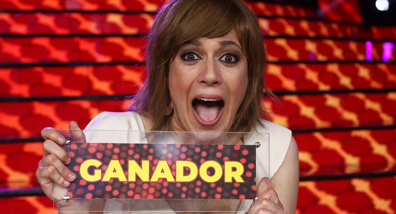 María Villalón posa con su premio tras ganar 'TCMS 7' (Antena 3)