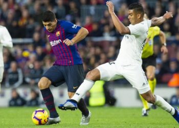 Luis Suárez intenta conducir un balón ante la presión de Casemiro