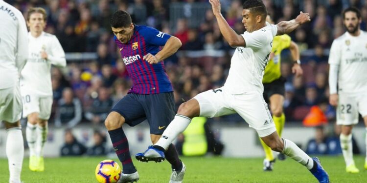 Luis Suárez intenta conducir un balón ante la presión de Casemiro