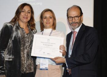 La doctora Beatriz Abadía (centro), ganadora de la beca programa de formación de Alcon 2019