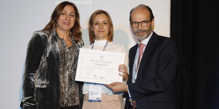 La doctora Beatriz Abadía (centro), ganadora de la beca programa de formación de Alcon 2019