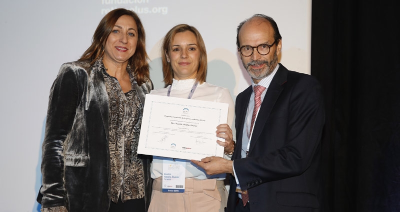 La doctora Beatriz Abadía (centro), ganadora de la beca programa de formación de Alcon 2019