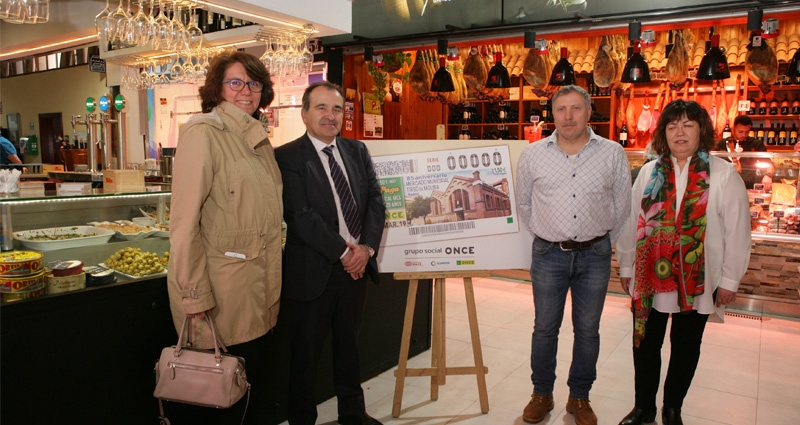 Concepción Díaz de Villegas Solans, Luis Natalio Royo, Antonio Jesús Lázaro y María Teresa Rodríguez Peco presnetanel cupón del Mercado de Tirso de Molina