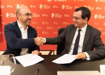 La Clínica Universidad de Navarra y Multiópticas firman alianza para desarrollar un proyecto que busca prevenir la ceguera