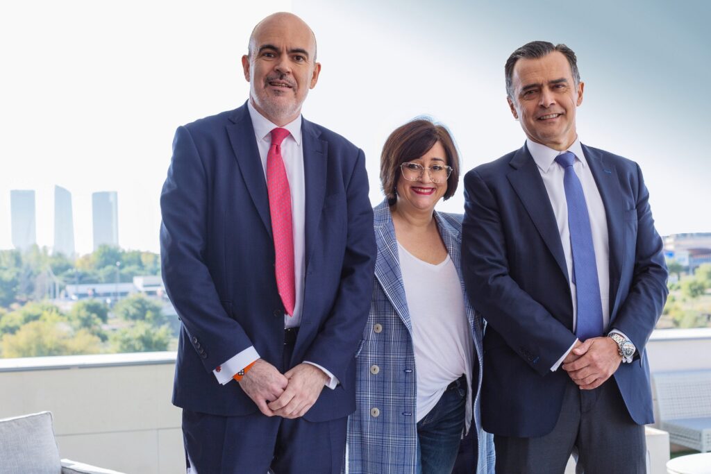 De izq. a dcha. César Mejías, Paloma Llaneza y Santiago Gómez Sancha.jpg