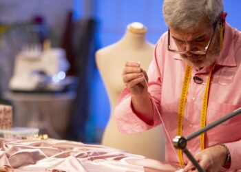 Lorenzo Caprile, en una de las entregas de 'Maestros de la costura' (RTVE)