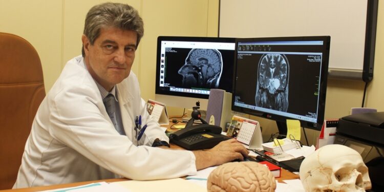 El Dr. Roberto Martínez, jefe de la Unidad de Neurocirugía Funcional del Hospital Ruber Internacional