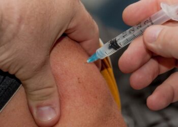 Eficacia de la vacuna de AstraZeneca frente a la COVID-19, según el estudio en “vida real”