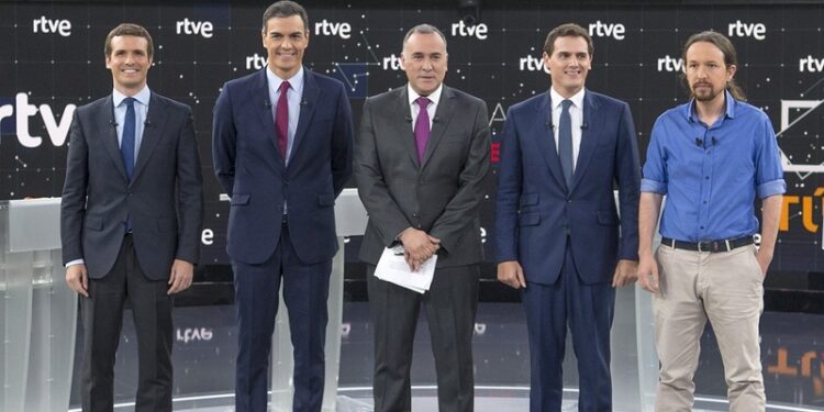 Los cuatro principales candidatos junto a Xabier Fortes segundos antes de comenzar el debate