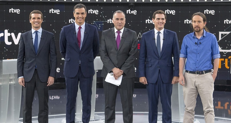 Los cuatro principales candidatos junto a Xabier Fortes segundos antes de comenzar el debate