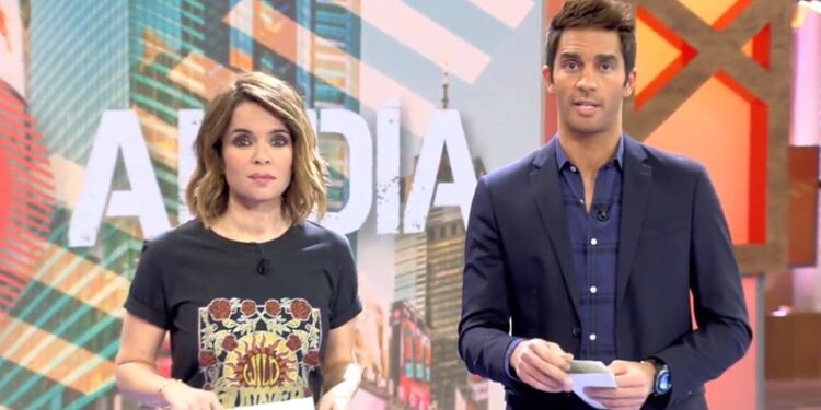 Carme Chaparro y Santi Burgoa, presentadores de 'Cuatro al día'