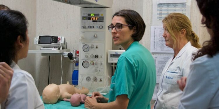 Dra. María Dolores Martín Pelegrina explica los pasos iniciales de ventilación, intubación y manejo cardiaco
