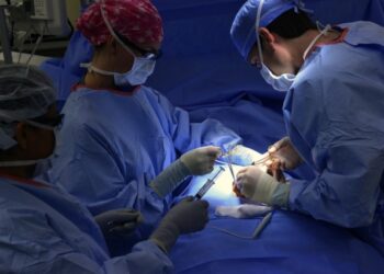 Dos médicos realizan la primera cirugía de cadera con subcondroplastia registrada en España