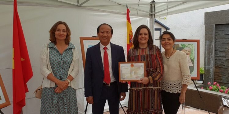 De izda. a dcha, las doctoras Leal y Jiménez e Isabel Aragón, junto al embajador, tras recibir el diploma acreditativo del reconocimiento recibido por la FJD