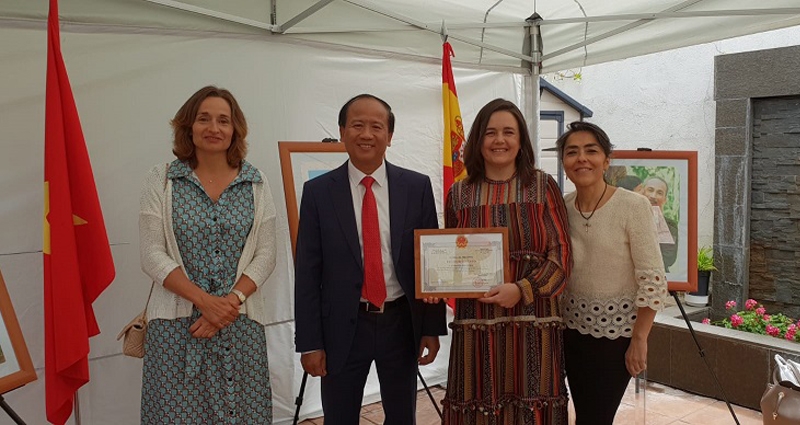 De izda. a dcha, las doctoras Leal y Jiménez e Isabel Aragón, junto al embajador, tras recibir el diploma acreditativo del reconocimiento recibido por la FJD