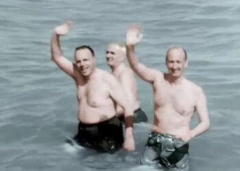 Manuel Fraga bañándose en Palomares