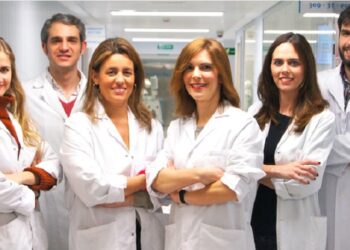 El equipo del Servicio de Dermatología del Hospital La Luz dirigido por la doctora Silvia Pérez Gala