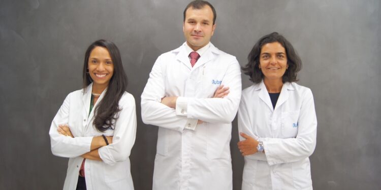 De izquierda a derecha, los doctores Juliana Ochoa, Juan Paulo Navarro y Silvia Sánchez-Ramón
