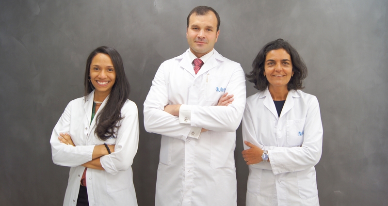 De izquierda a derecha, los doctores Juliana Ochoa, Juan Paulo Navarro y Silvia Sánchez-Ramón
