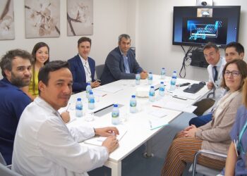 Sesión clínica donde se abordan estudios genéticos para ayudar a prevenir accidentes cardiovasculares