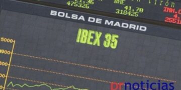 El Ibex 35 cotiza en niveles muy similares a los que cerró el viernes y está pendiente del debate de investidura de hoy