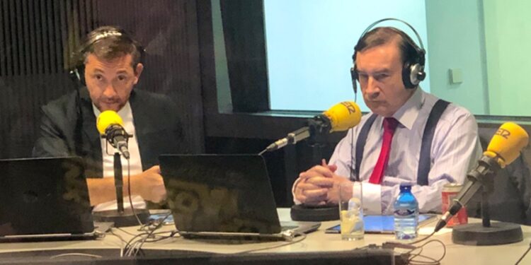 Javier Ruiz y Pedro J. Ramírez en los estudios de la SER (Pilar Velasco)