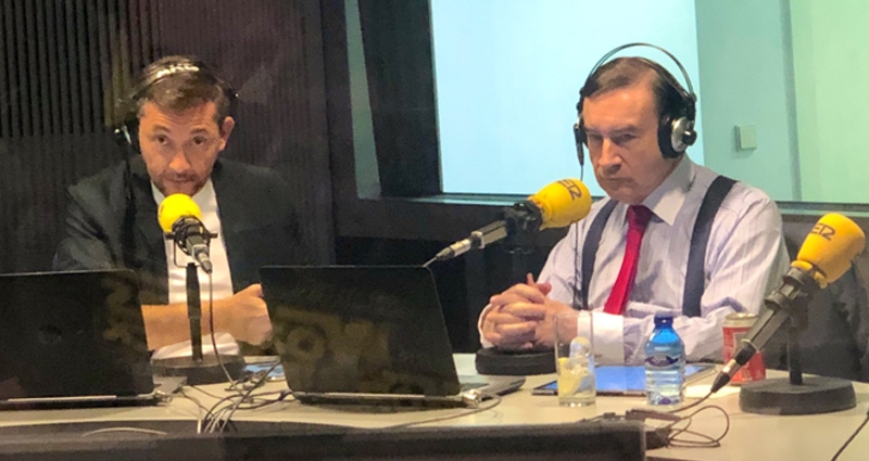 Javier Ruiz y Pedro J. Ramírez en los estudios de la SER (Pilar Velasco)