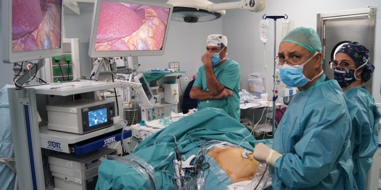El doctor Carlos Durán en quirófano con la nueva torre laparoscópica