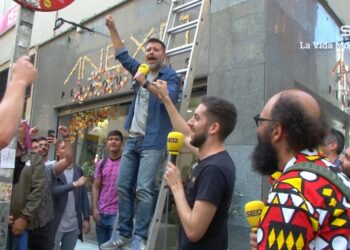 Quequé subido a una escalera ante la sede de UPyD